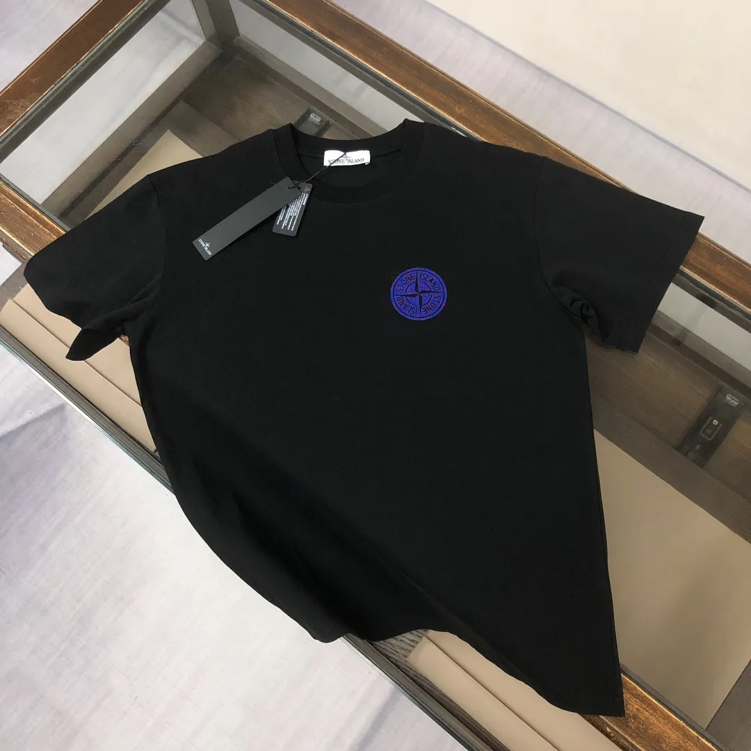 P180 Stone Island 2025 latest T-shirt, couple style ~ Original order, fashionable and casual short T-shirt, specially made of customized cotton fabric ~ Cotton T-shirt ~ Pre-washed to prevent deformation and shrinkage problem, more comfortable and breathable on the body ~ All available from stock ~ Unique design style, trendy must-have item, complete with three standards 👍 Color: black/white Size: S M L XL (larger version, please indicate your height and weight when placing an order)